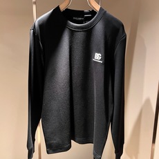 Dolce&Gabba*a 杜嘉*纳2026秋季新款男女同款👫打底长袖T恤,专柜同步发售!定制专属纯棉面料,胸前字母lo Dolce&Gabba*a 杜嘉*纳2026秋季新款男女同款👫打底长袖T恤,专柜同步发售!定制专属纯棉面料,胸前字母lo