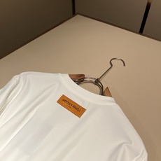 LouisVuitt*路易*登 2026秋冬新款男士长袖打底衫,非常时髦胸前logo植绒修饰!区别于以往的不同,宣示品牌 LouisVuitt*路易*登 2026秋冬新款男士长袖打底衫,非常时髦胸前logo植绒修饰!区别于以往的不同,宣示品牌