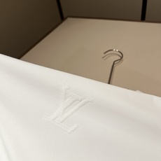 LouisVuitt*路易*登 2026秋冬新款男士长袖打底衫,非常时髦胸前logo植绒修饰!区别于以往的不同,宣示品牌 LouisVuitt*路易*登 2026秋冬新款男士长袖打底衫,非常时髦胸前logo植绒修饰!区别于以往的不同,宣示品牌