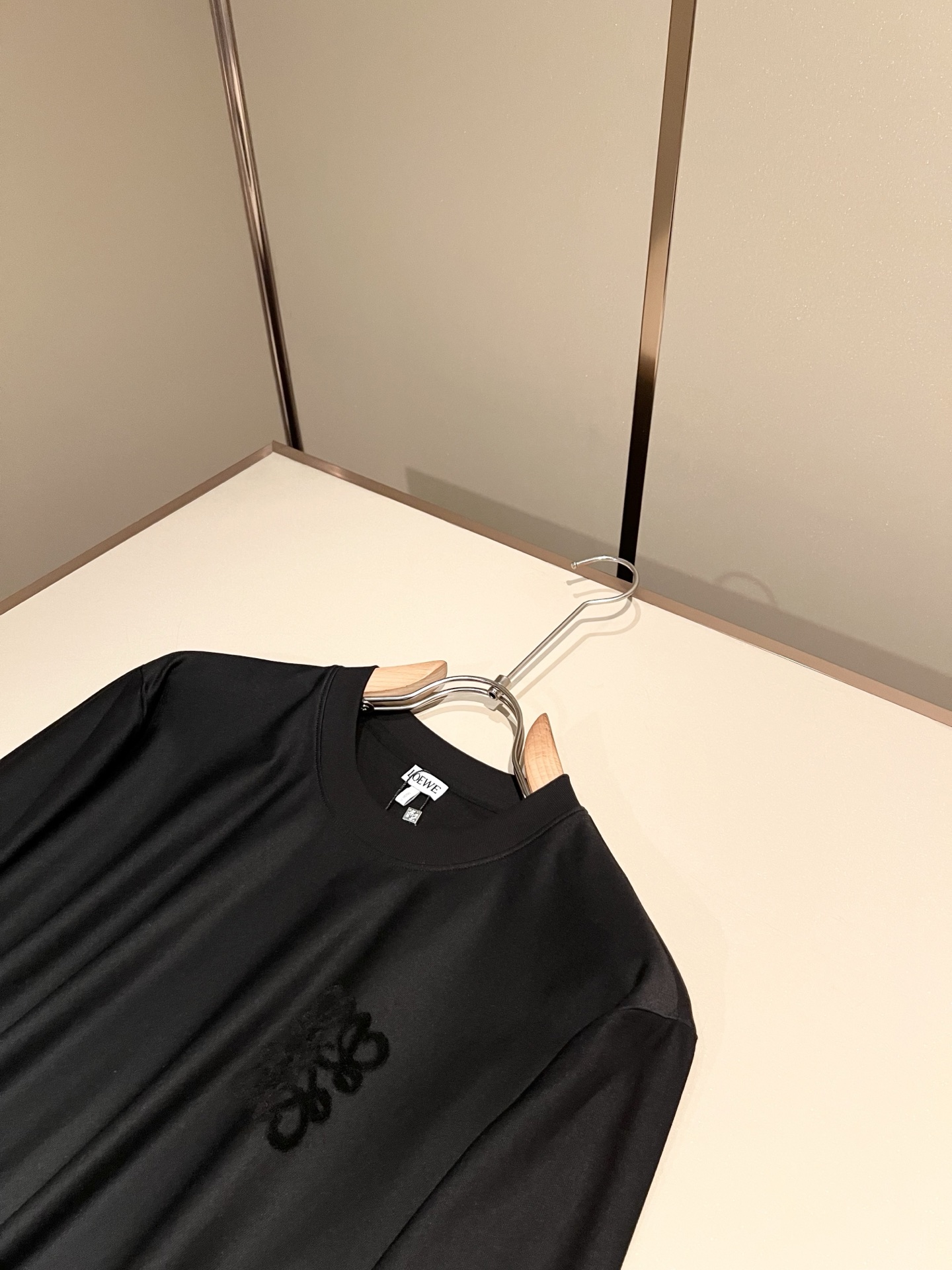 LOE*WE罗*威 2026秋冬男士打底衫,意大利原厂订单渠道,极具个性高级风,标志logo图案植绒工艺设计!最新时尚潮 LOE*WE罗*威 2026秋冬男士打底衫,意大利原厂订单渠道,极具个性高级风,标志logo图案植绒工艺设计!最新时尚潮
