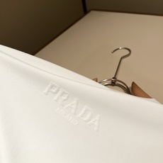 PRAD*A普*达2026秋冬新款男士长袖打底衫,最新款全网独家首上!!~既经典有时尚百搭,谁不爱啊,将经典再次展现,非 PRAD*A普*达2026秋冬新款男士长袖打底衫,最新款全网独家首上!!~既经典有时尚百搭,谁不爱啊,将经典再次展现,非