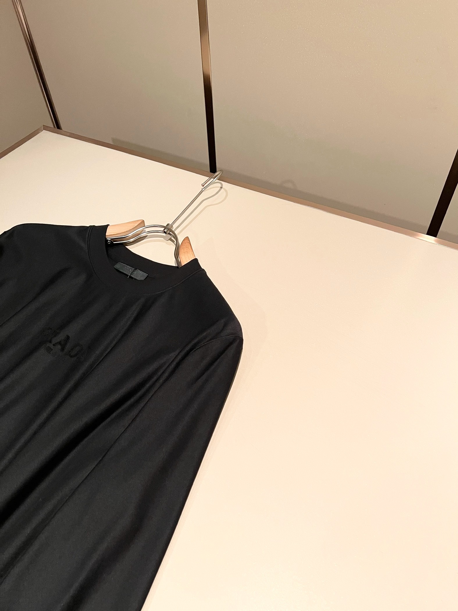 PRAD*A普*达2026秋冬新款男士长袖打底衫，最新款全网独家首上！！~既经典有时尚百搭，谁不爱啊，将经典再次展现，非