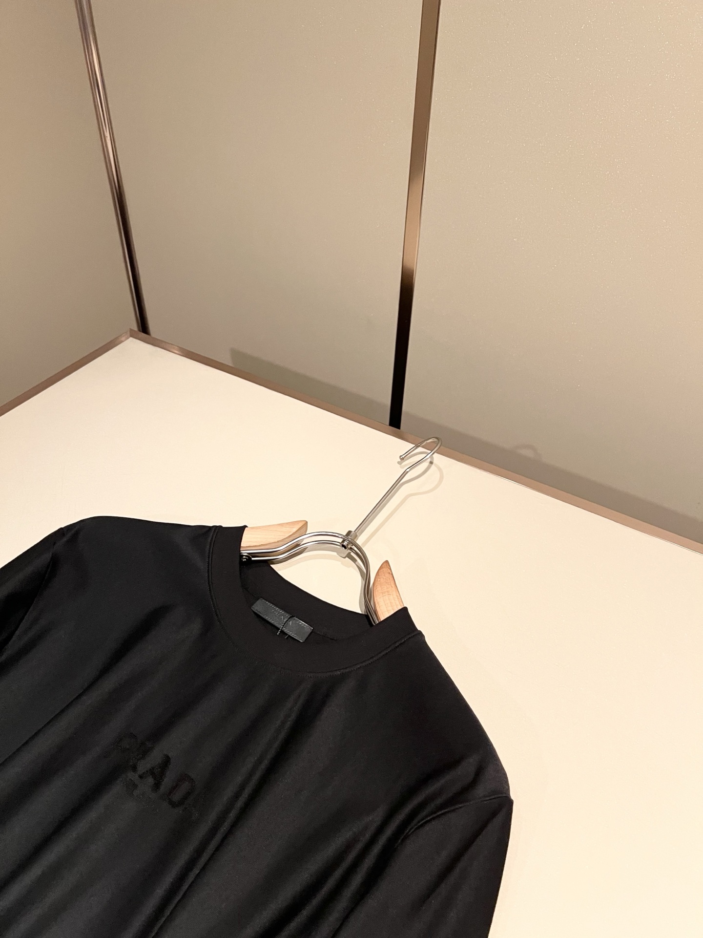 PRAD*A普*达2026秋冬新款男士长袖打底衫，最新款全网独家首上！！~既经典有时尚百搭，谁不爱啊，将经典再次展现，非