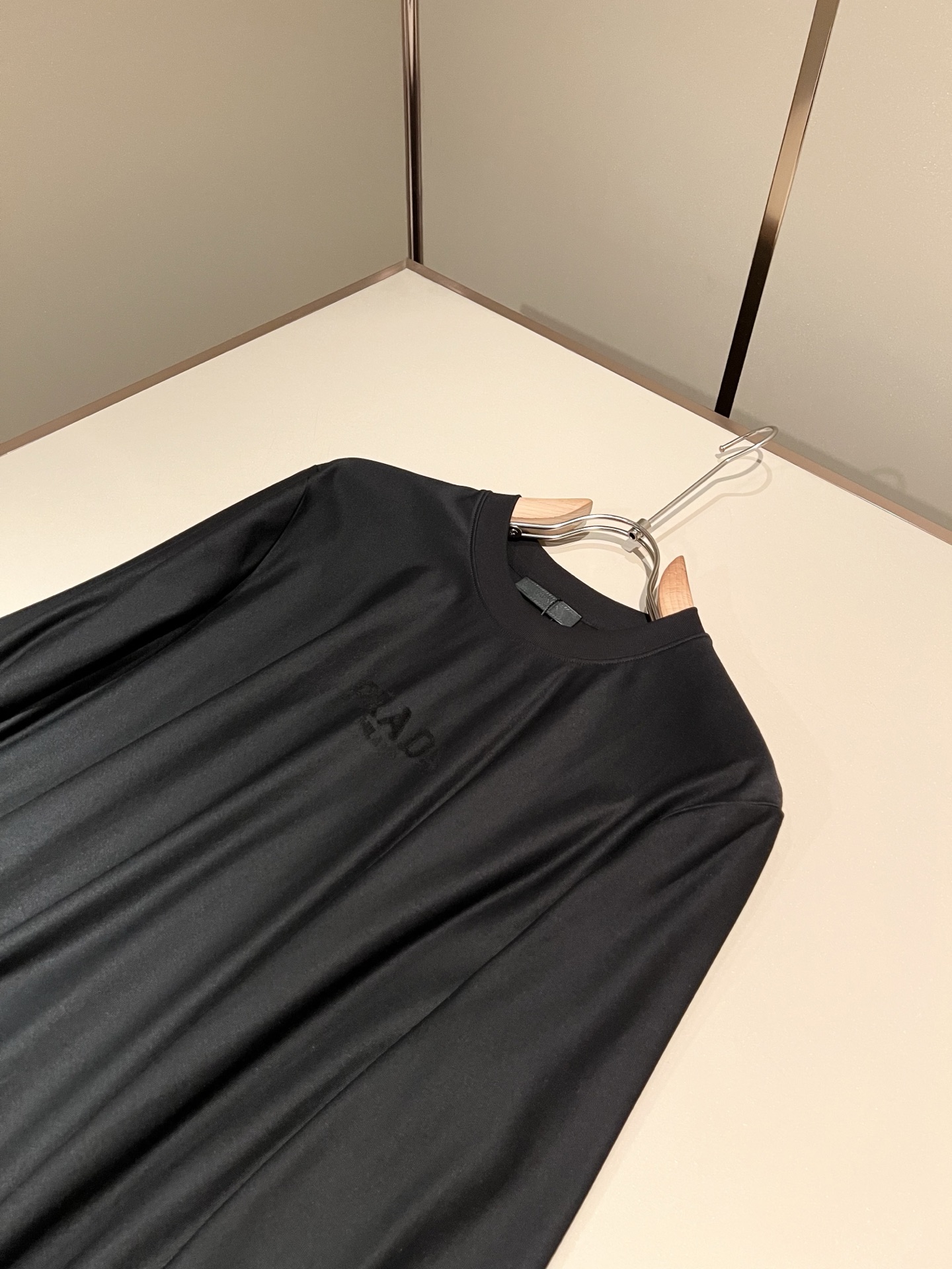 PRAD*A普*达2026秋冬新款男士长袖打底衫，最新款全网独家首上！！~既经典有时尚百搭，谁不爱啊，将经典再次展现，非
