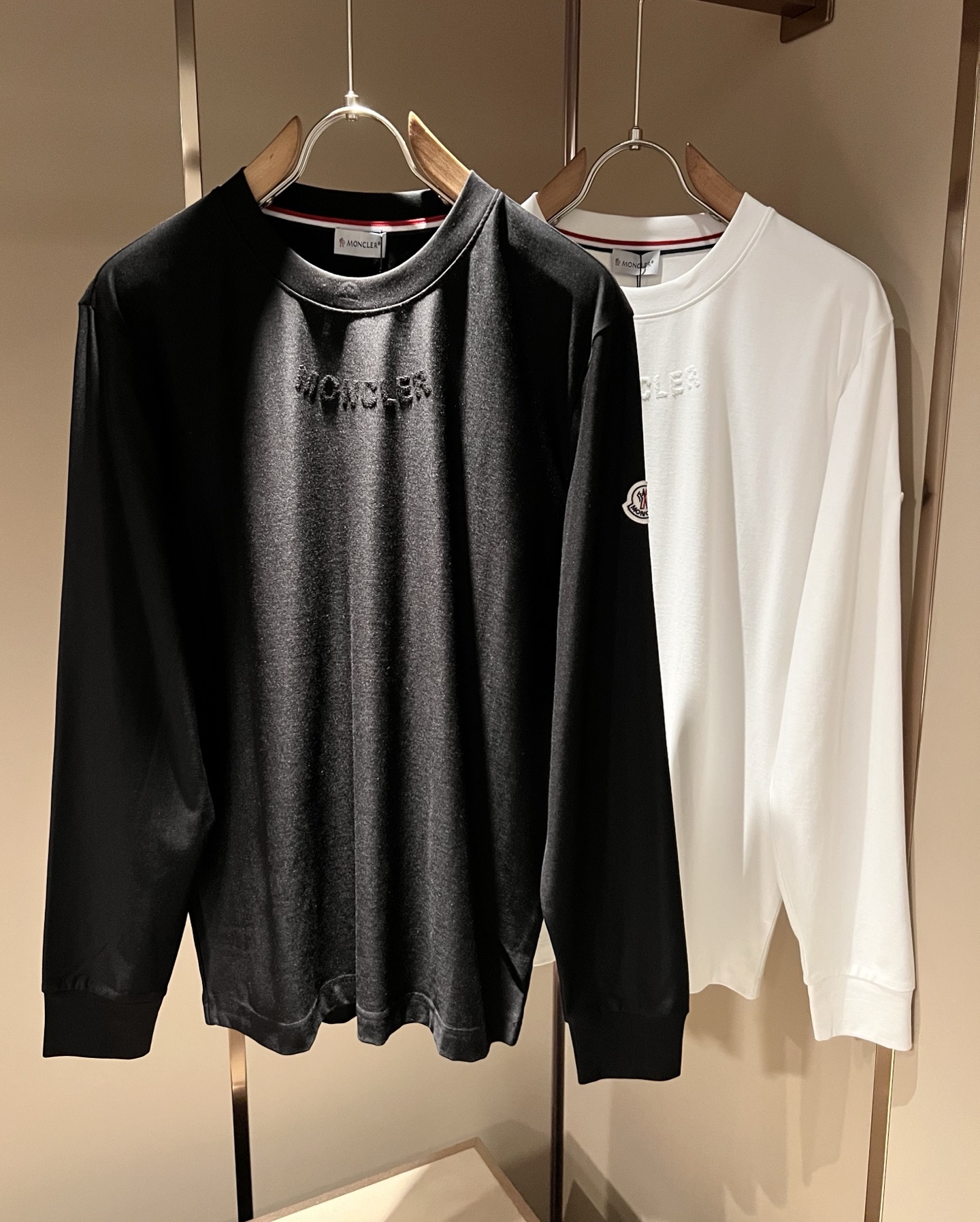 Moncler蒙口2026秋冬新款贸易订单长袖打底衫，全品相！！网红款！胸前logo图案植绒设计！上身舒适透气，不僵硬，