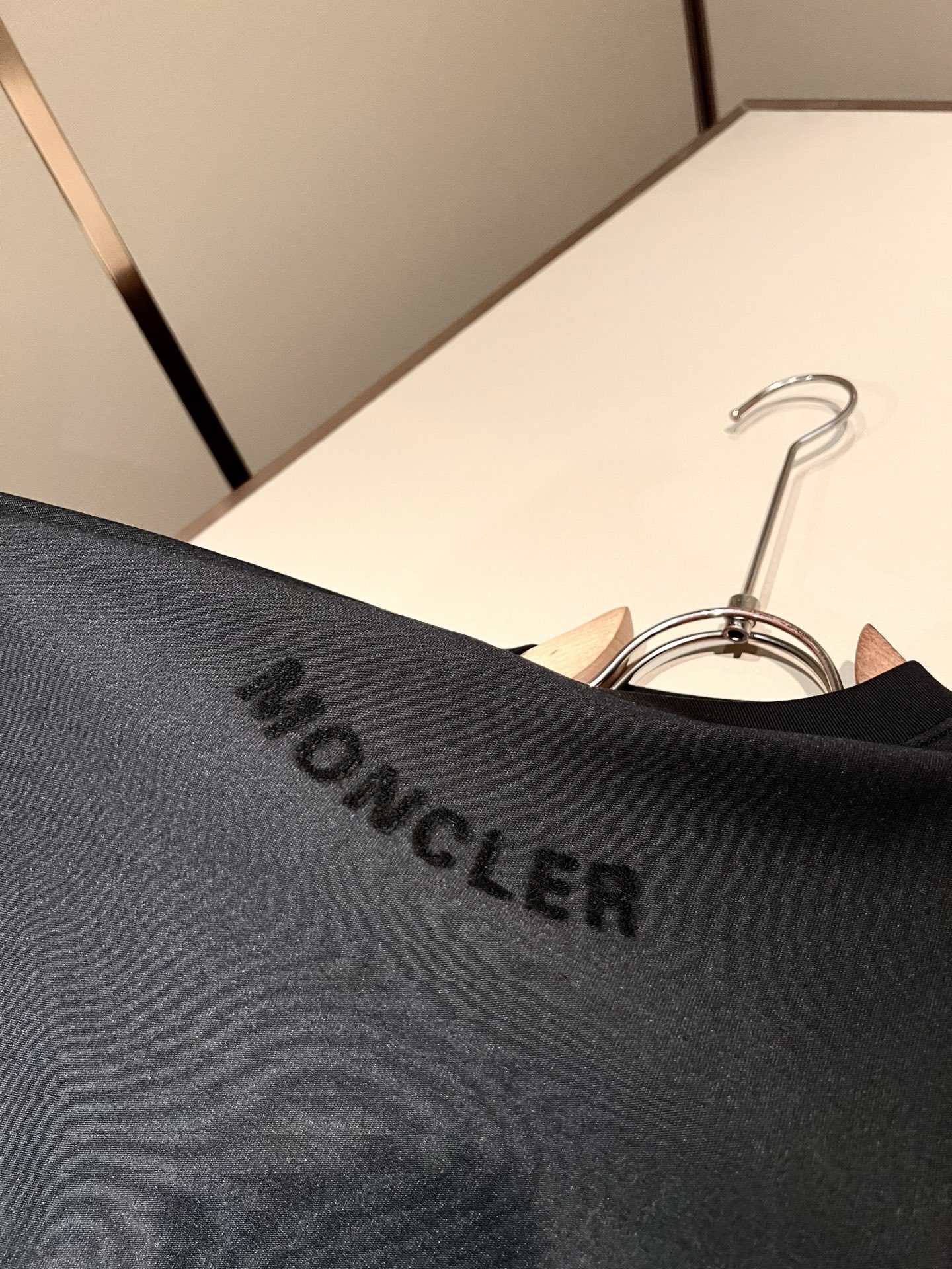 Moncler蒙口2026秋冬新款贸易订单长袖打底衫，全品相！！网红款！胸前logo图案植绒设计！上身舒适透气，不僵硬，