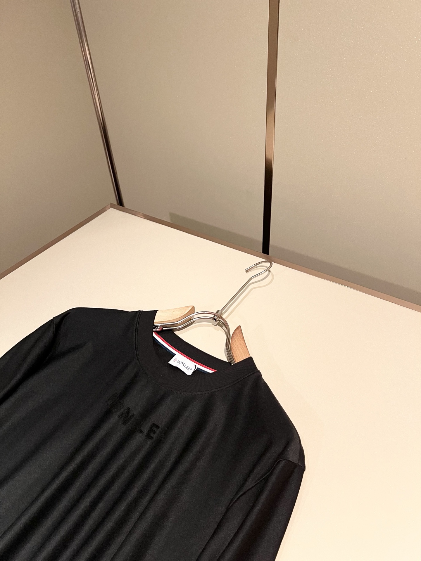 Moncler蒙口2026秋冬新款贸易订单长袖打底衫，全品相！！网红款！胸前logo图案植绒设计！上身舒适透气，不僵硬，