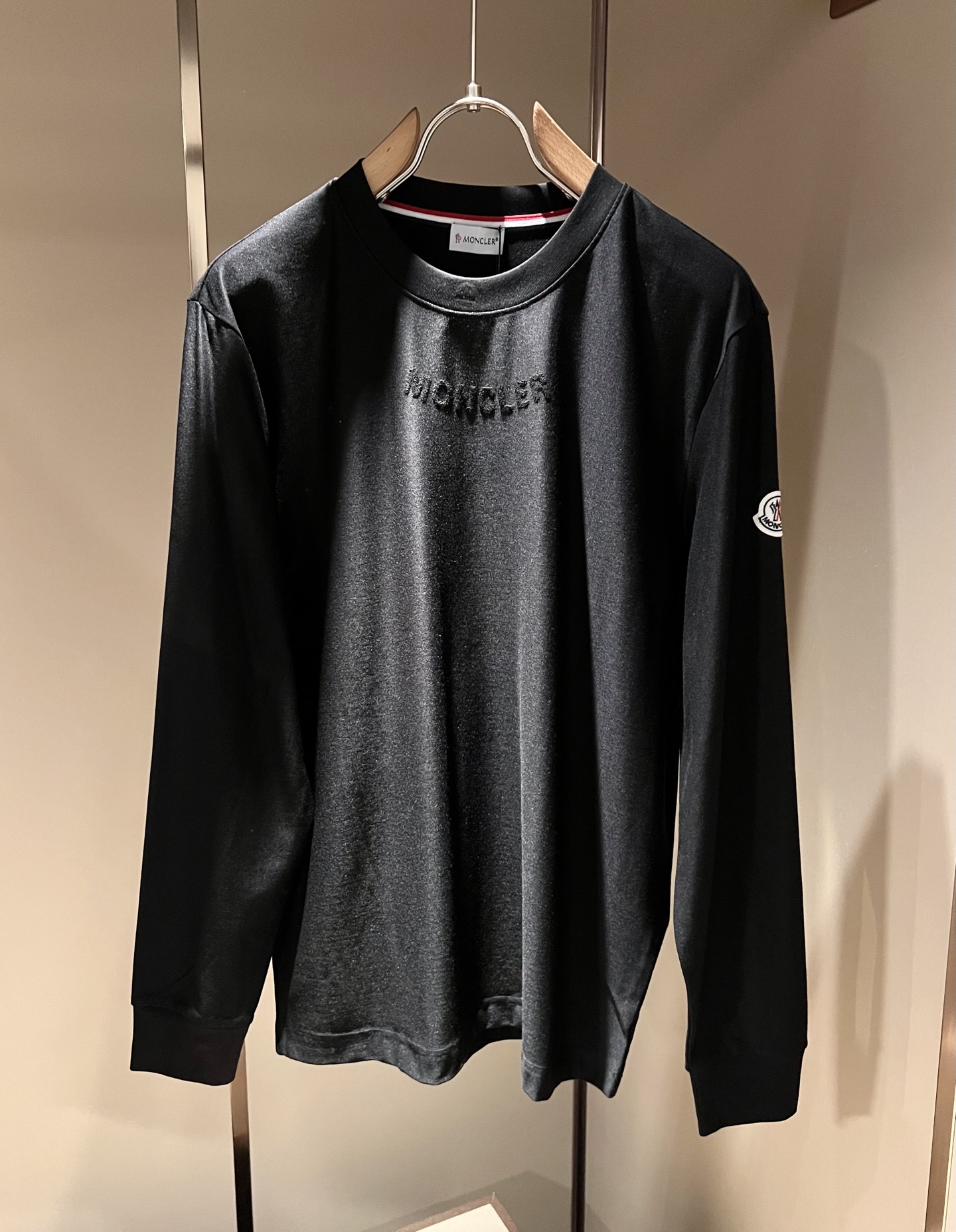 Moncler蒙口2026秋冬新款贸易订单长袖打底衫，全品相！！网红款！胸前logo图案植绒设计！上身舒适透气，不僵硬，