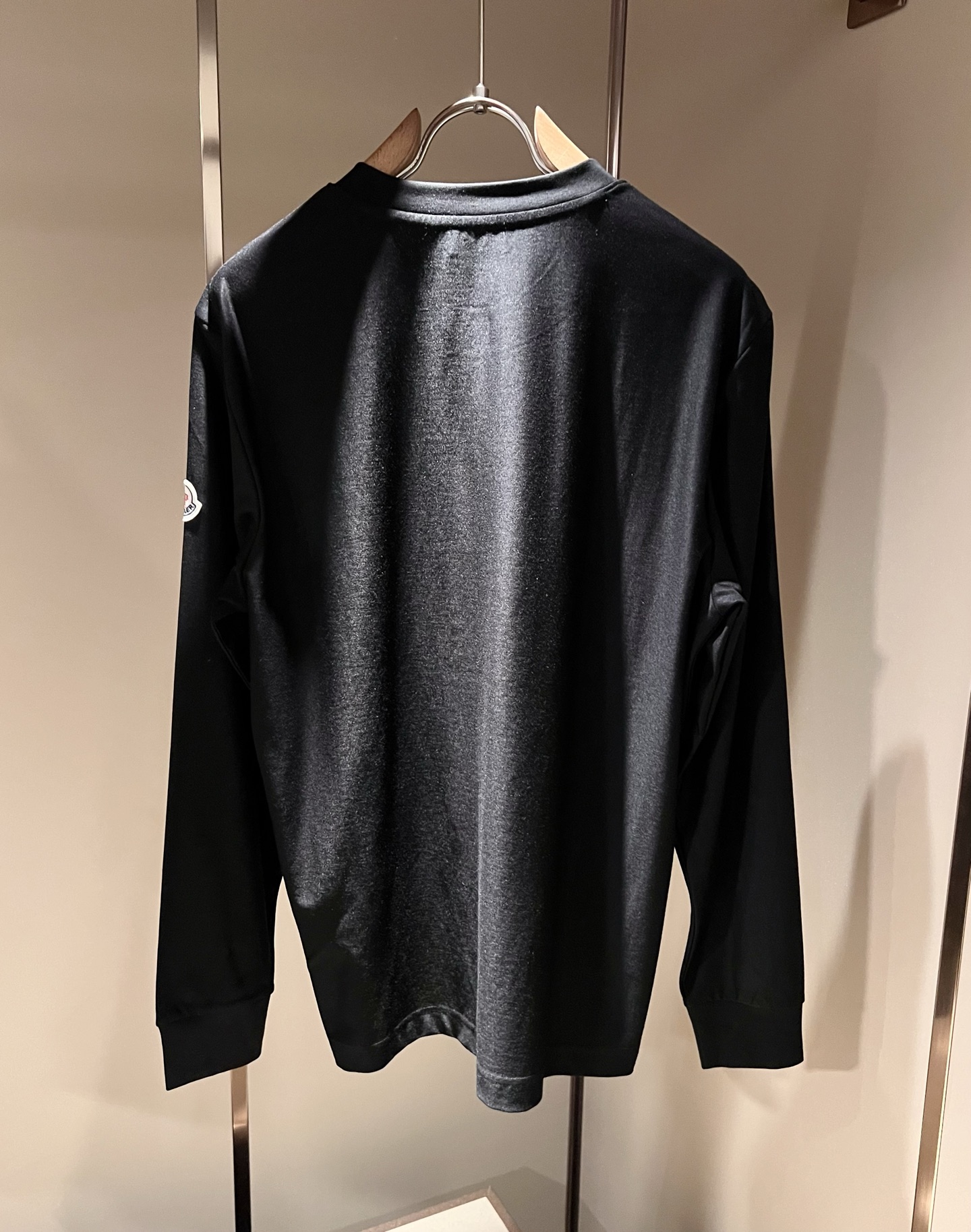 Moncler蒙口2026秋冬新款贸易订单长袖打底衫，全品相！！网红款！胸前logo图案植绒设计！上身舒适透气，不僵硬，