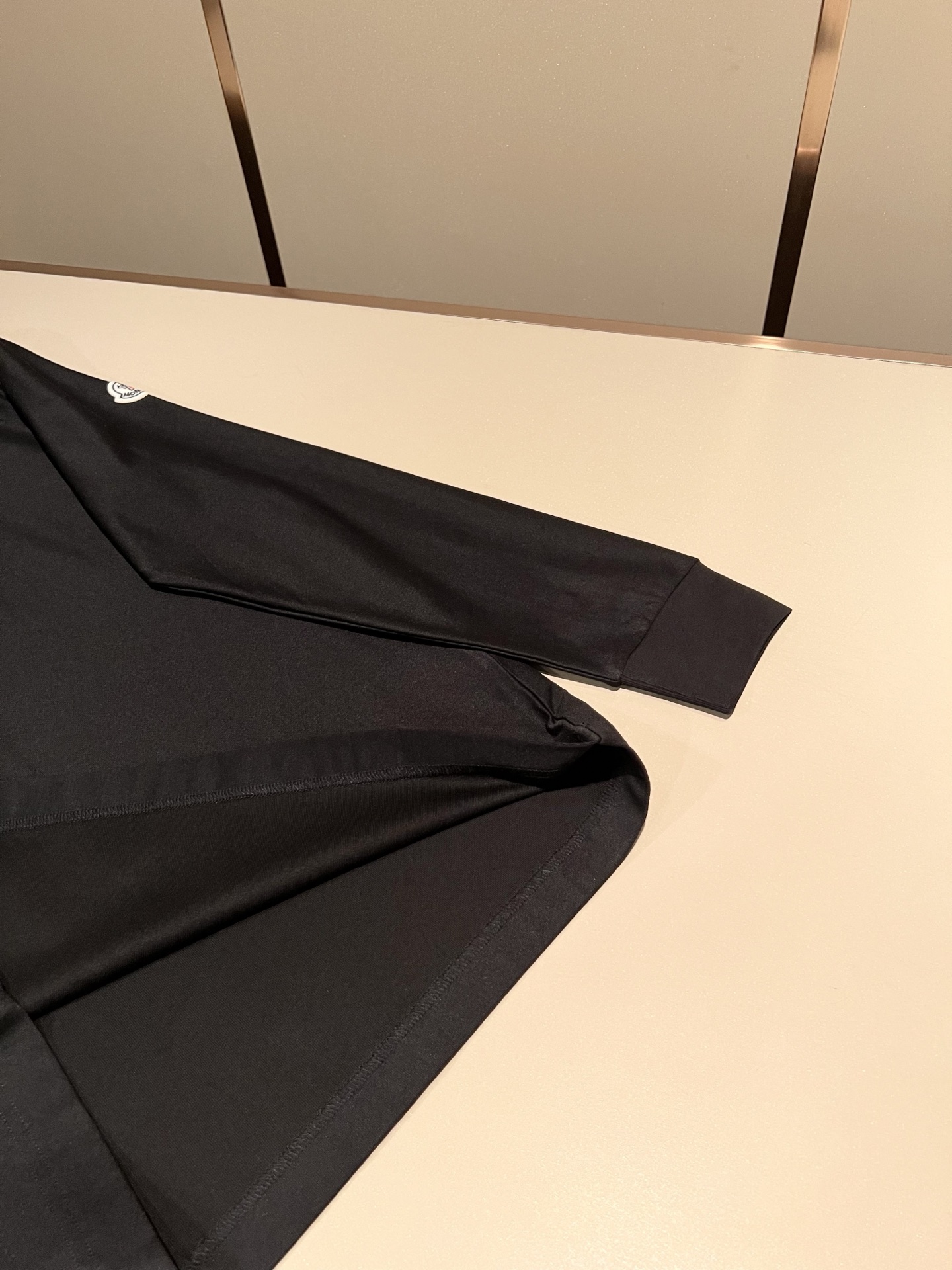 Moncler蒙口2026秋冬新款贸易订单长袖打底衫，全品相！！网红款！胸前logo图案植绒设计！上身舒适透气，不僵硬，