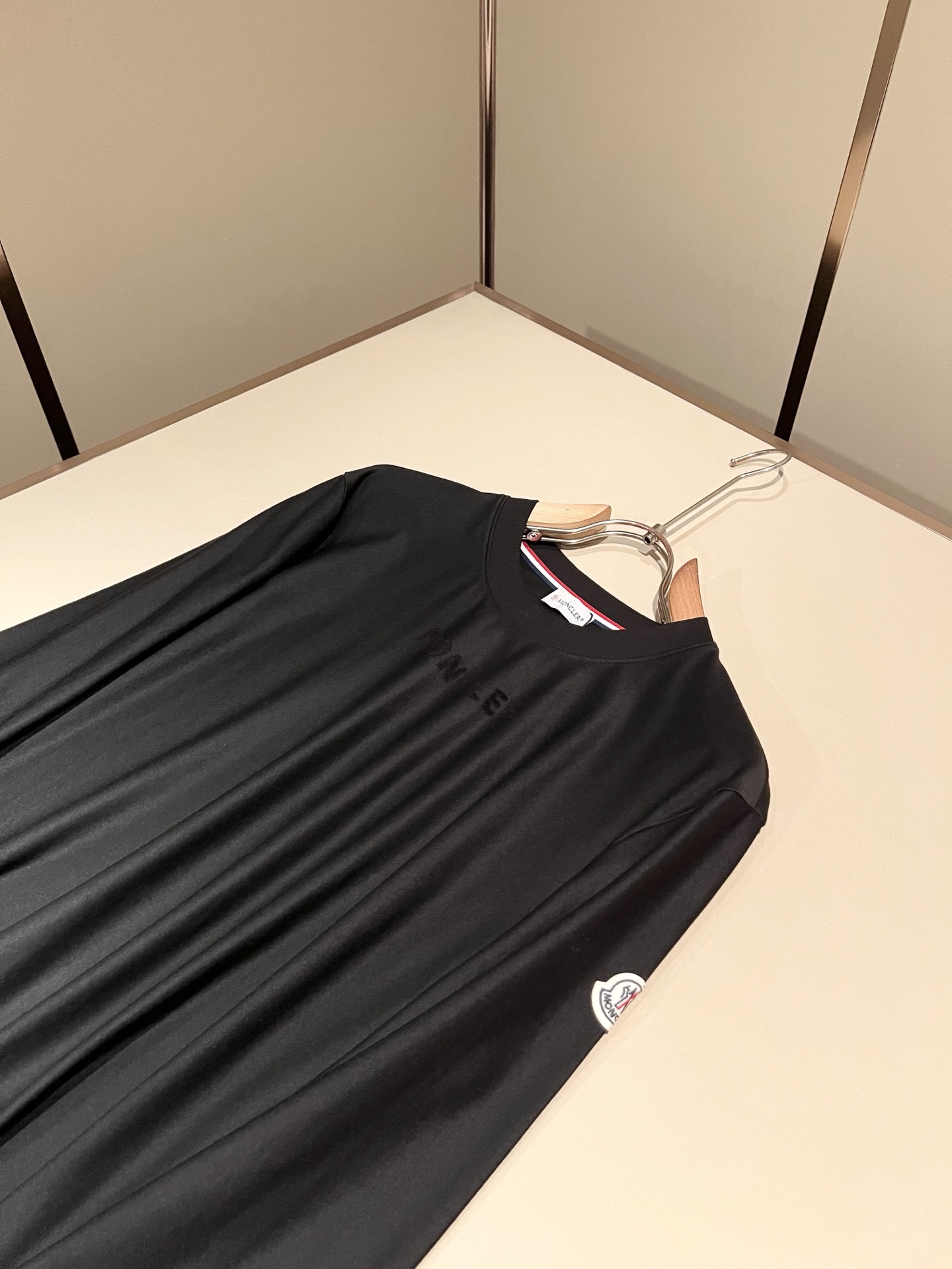 Moncler蒙口2026秋冬新款贸易订单长袖打底衫，全品相！！网红款！胸前logo图案植绒设计！上身舒适透气，不僵硬，