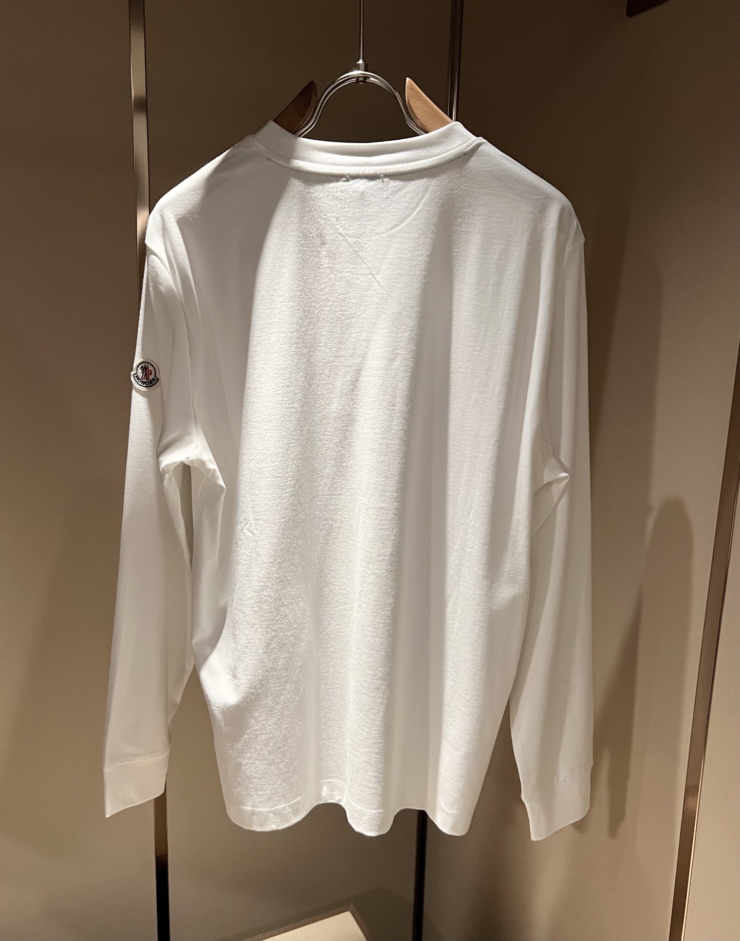 Moncler蒙口2026秋冬新款贸易订单长袖打底衫，全品相！！网红款！胸前logo图案植绒设计！上身舒适透气，不僵硬，