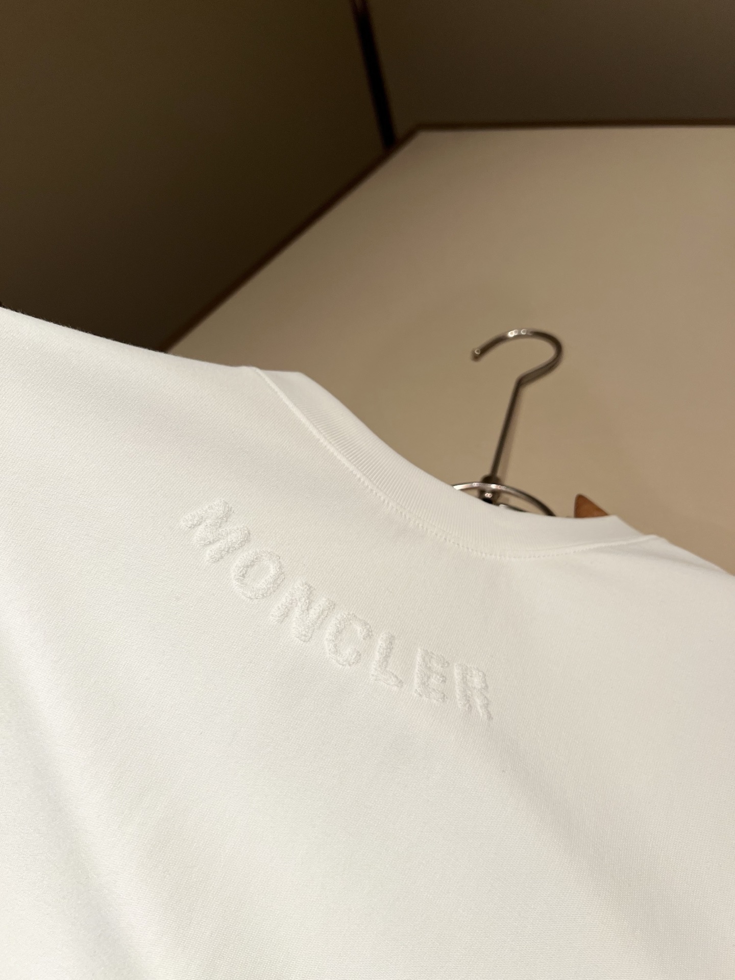 Moncler蒙口2026秋冬新款贸易订单长袖打底衫，全品相！！网红款！胸前logo图案植绒设计！上身舒适透气，不僵硬，