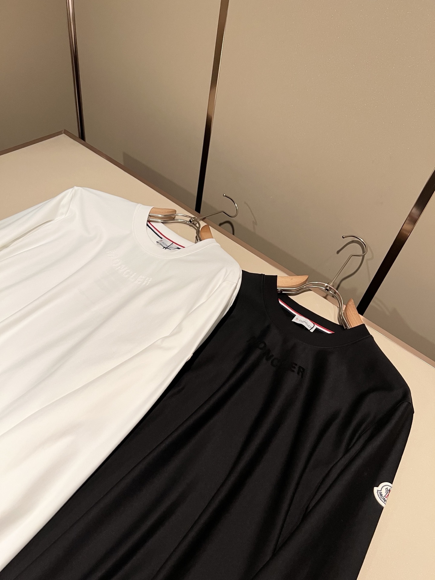 Moncler蒙口2026秋冬新款贸易订单长袖打底衫，全品相！！网红款！胸前logo图案植绒设计！上身舒适透气，不僵硬，