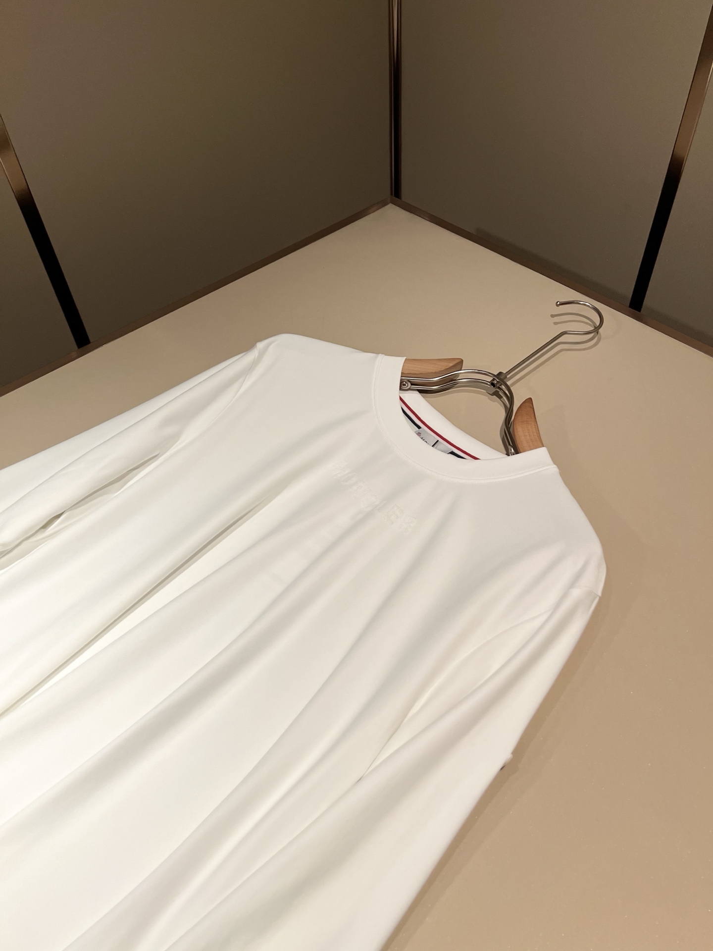 Moncler蒙口2026秋冬新款贸易订单长袖打底衫，全品相！！网红款！胸前logo图案植绒设计！上身舒适透气，不僵硬，