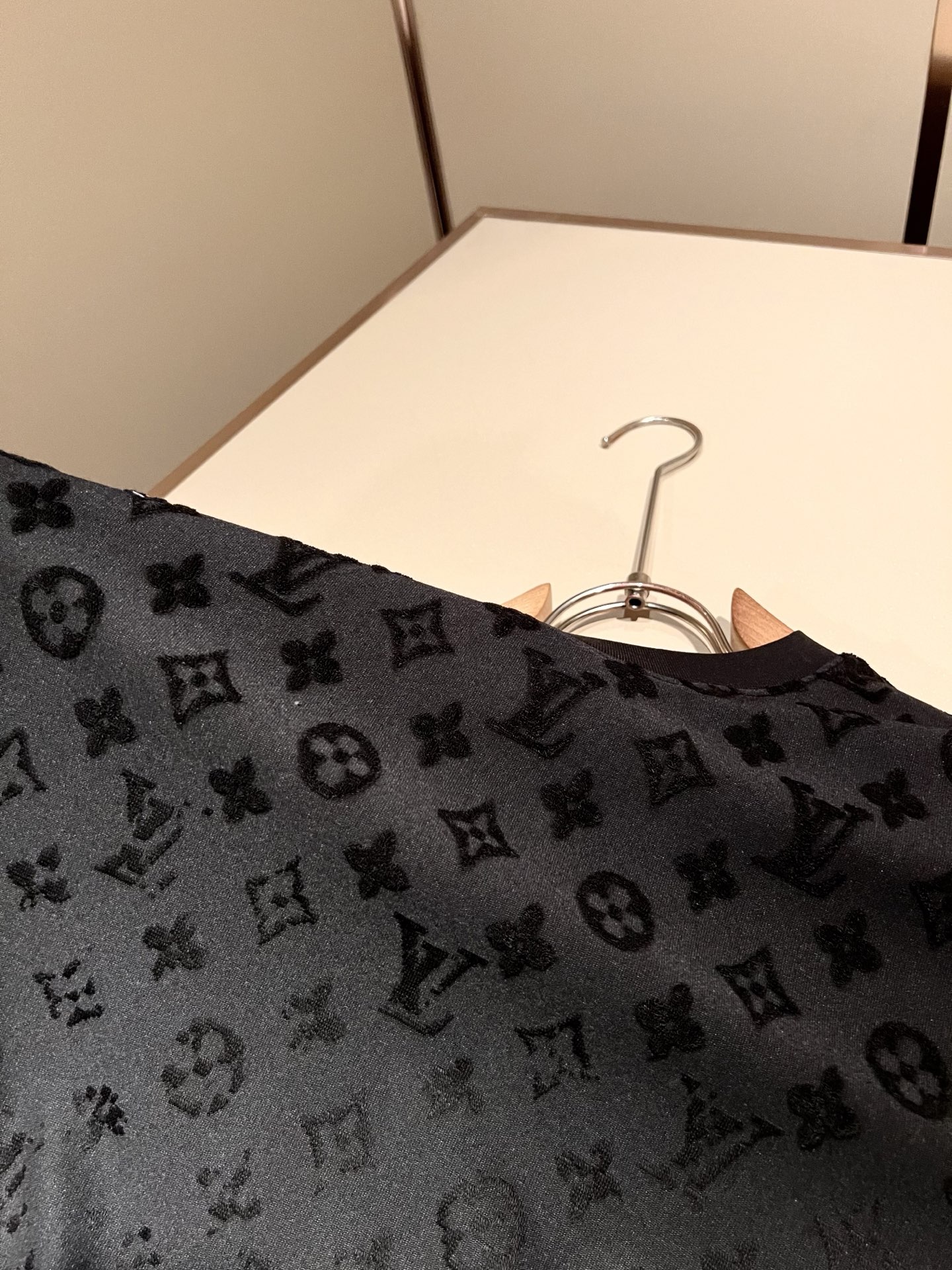 LouisVuitt*路易*登 2026秋冬新款男士长袖打底衫，非常时髦logo植绒修饰！区别于以往的不同，宣示品牌传承
