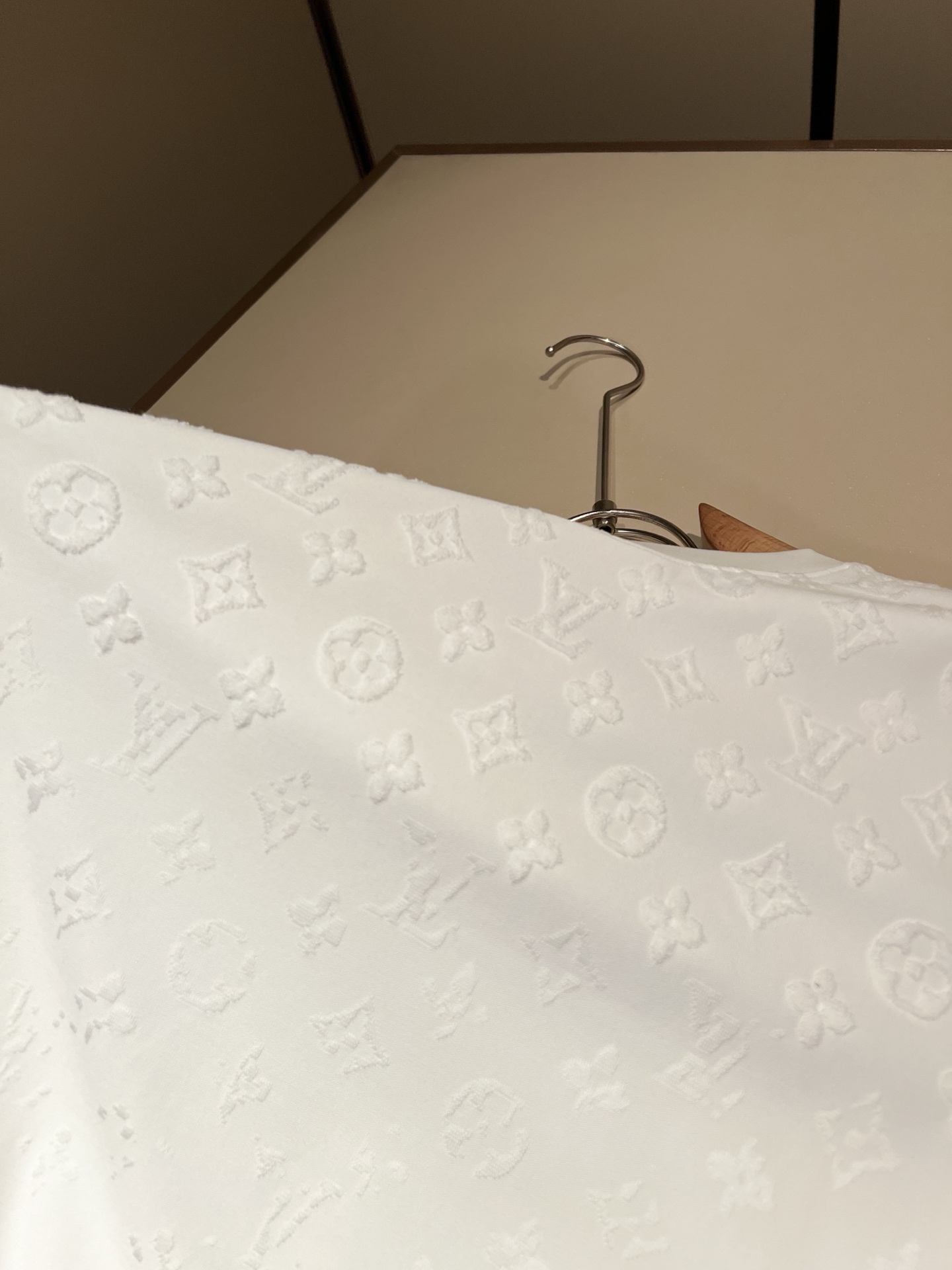 LouisVuitt*路易*登 2026秋冬新款男士长袖打底衫，非常时髦logo植绒修饰！区别于以往的不同，宣示品牌传承