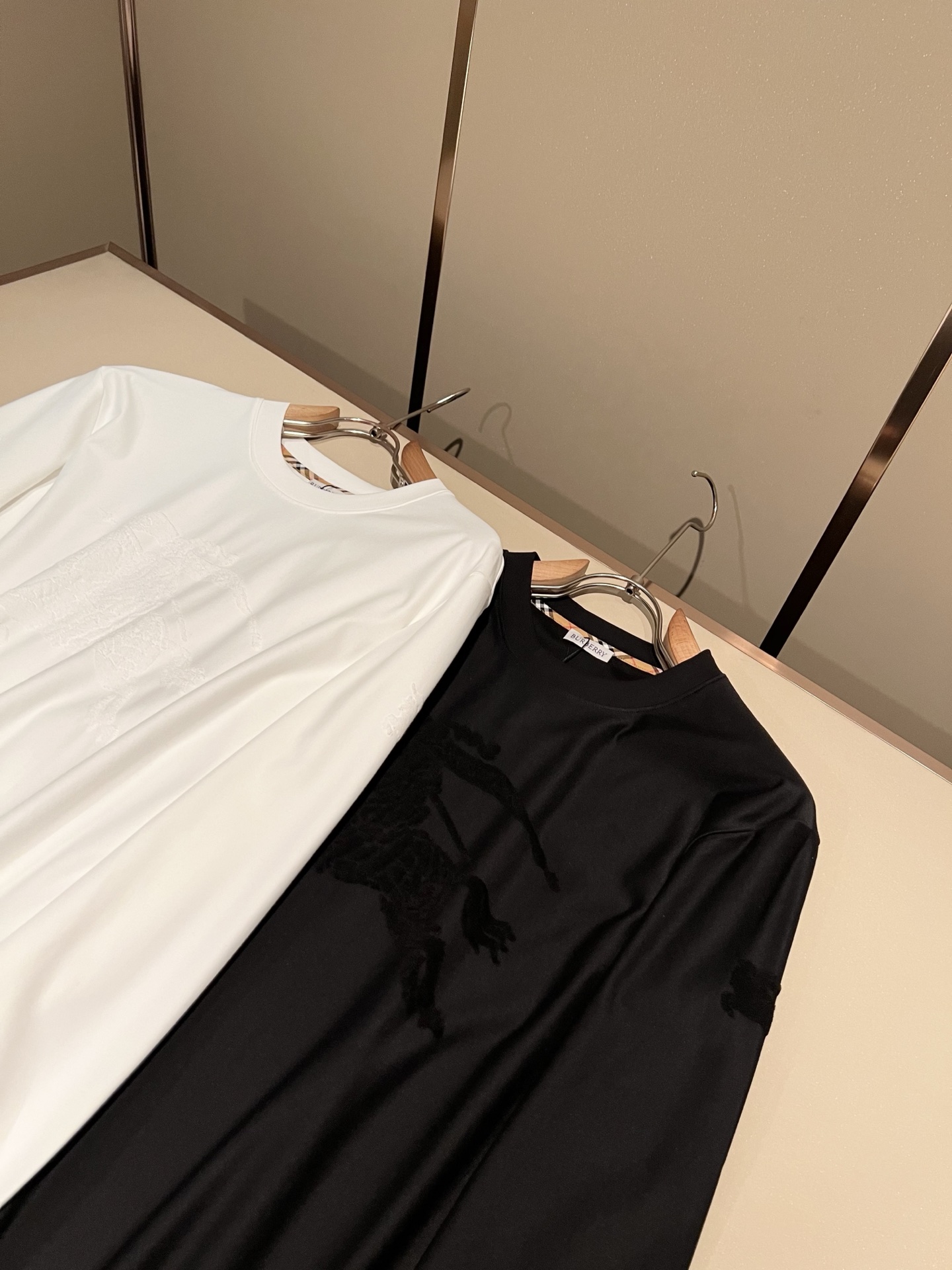 Bur*erry 巴*莉 2026秋冬新款男士长袖打底,品牌最新设计元素!既不单调也不复杂,恰到好处的展现品味!客供顶级 Bur*erry 巴*莉 2026秋冬新款男士长袖打底,品牌最新设计元素!既不单调也不复杂,恰到好处的展现品味!客供顶级