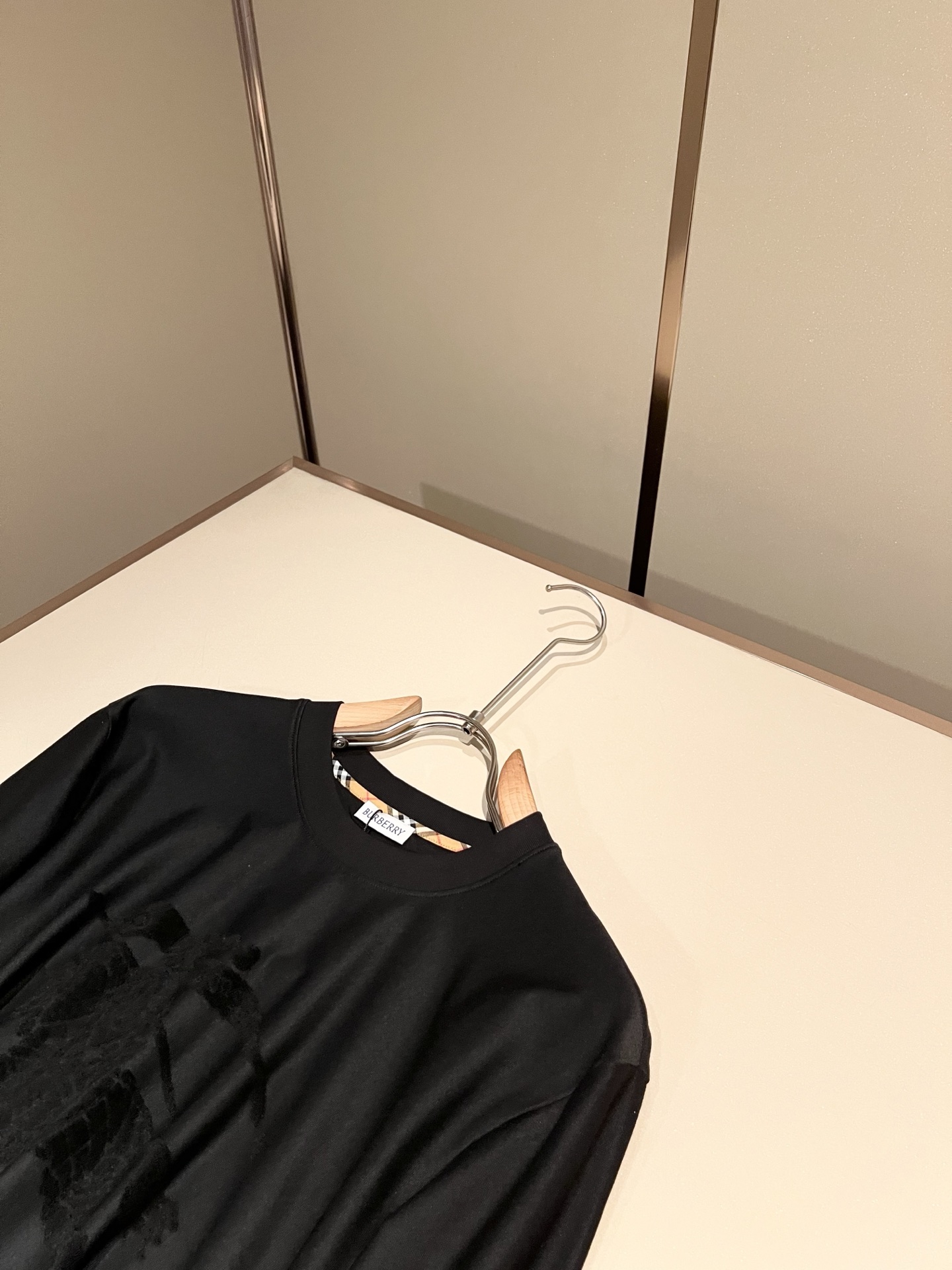 Bur*erry 巴*莉 2026秋冬新款男士长袖打底,品牌最新设计元素!既不单调也不复杂,恰到好处的展现品味!客供顶级 Bur*erry 巴*莉 2026秋冬新款男士长袖打底,品牌最新设计元素!既不单调也不复杂,恰到好处的展现品味!客供顶级