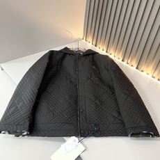 BURBER*Y巴*莉2026秋冬新品棉服夹克外套重磅来袭,最近比较火热聚酯纤维面料制作而成,高端户外运动休闲系列,非常 BURBER*Y巴*莉2026秋冬新品棉服夹克外套重磅来袭,最近比较火热聚酯纤维面料制作而成,高端户外运动休闲系列,非常