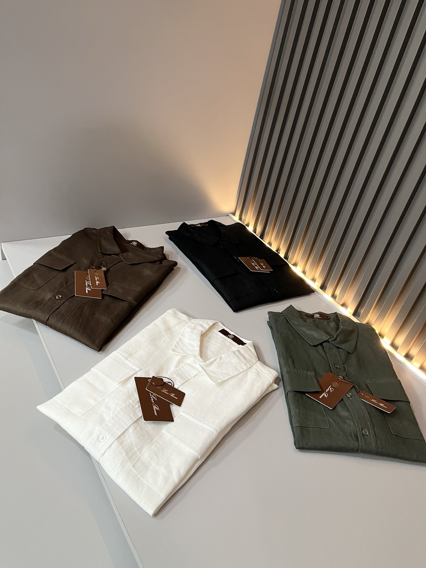 Loro Piana诺悠翩雅 2026春夏男士最新的贸易订单翻领衬衣，全品相！！采用logo刺绣图案设计！上身舒适透气，