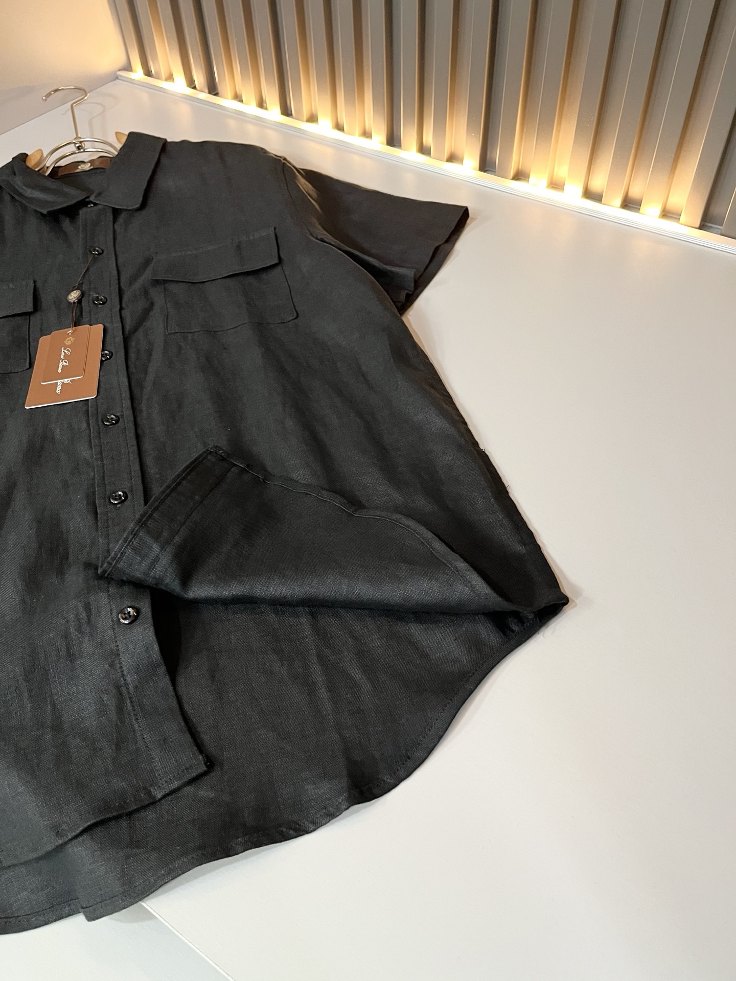 Loro Piana诺悠翩雅 2026春夏男士最新的贸易订单翻领衬衣，全品相！！采用logo刺绣图案设计！上身舒适透气，