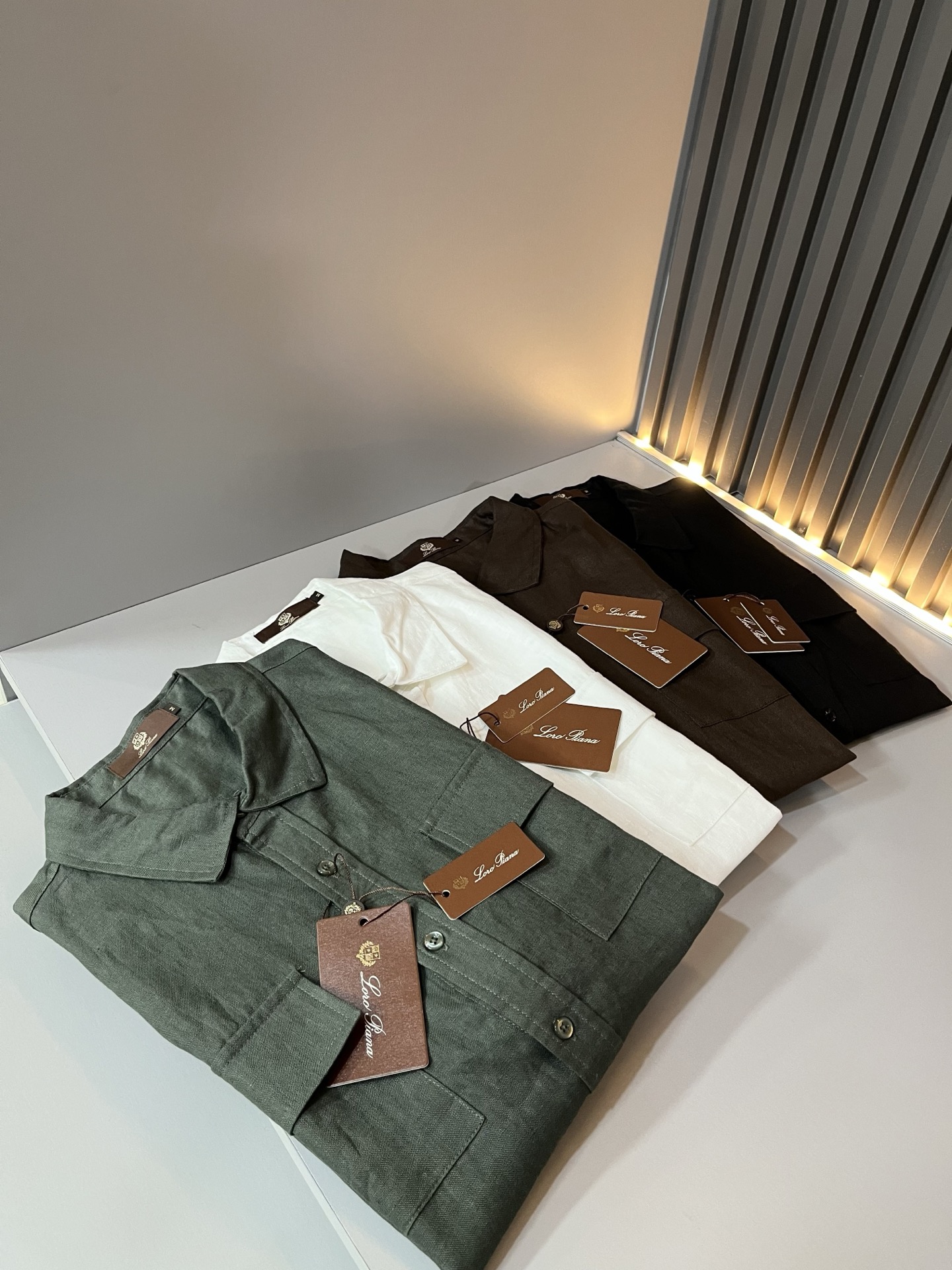 Loro Piana诺悠翩雅 2026春夏男士最新的贸易订单翻领衬衣，全品相！！采用logo刺绣图案设计！上身舒适透气，