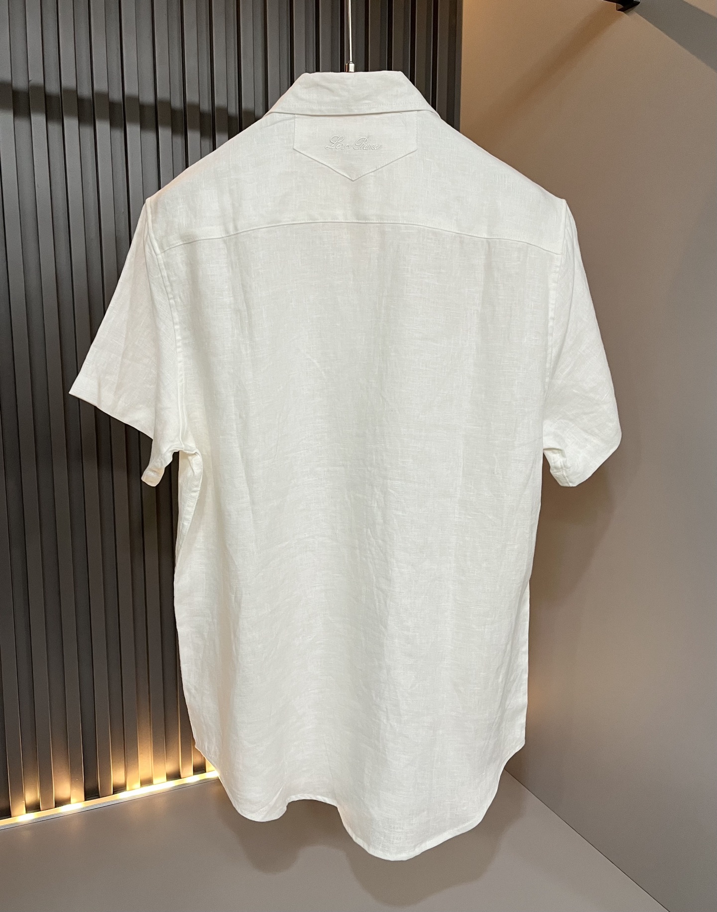Loro Piana诺悠翩雅 2026春夏男士最新的贸易订单翻领衬衣，全品相！！采用logo刺绣图案设计！上身舒适透气，