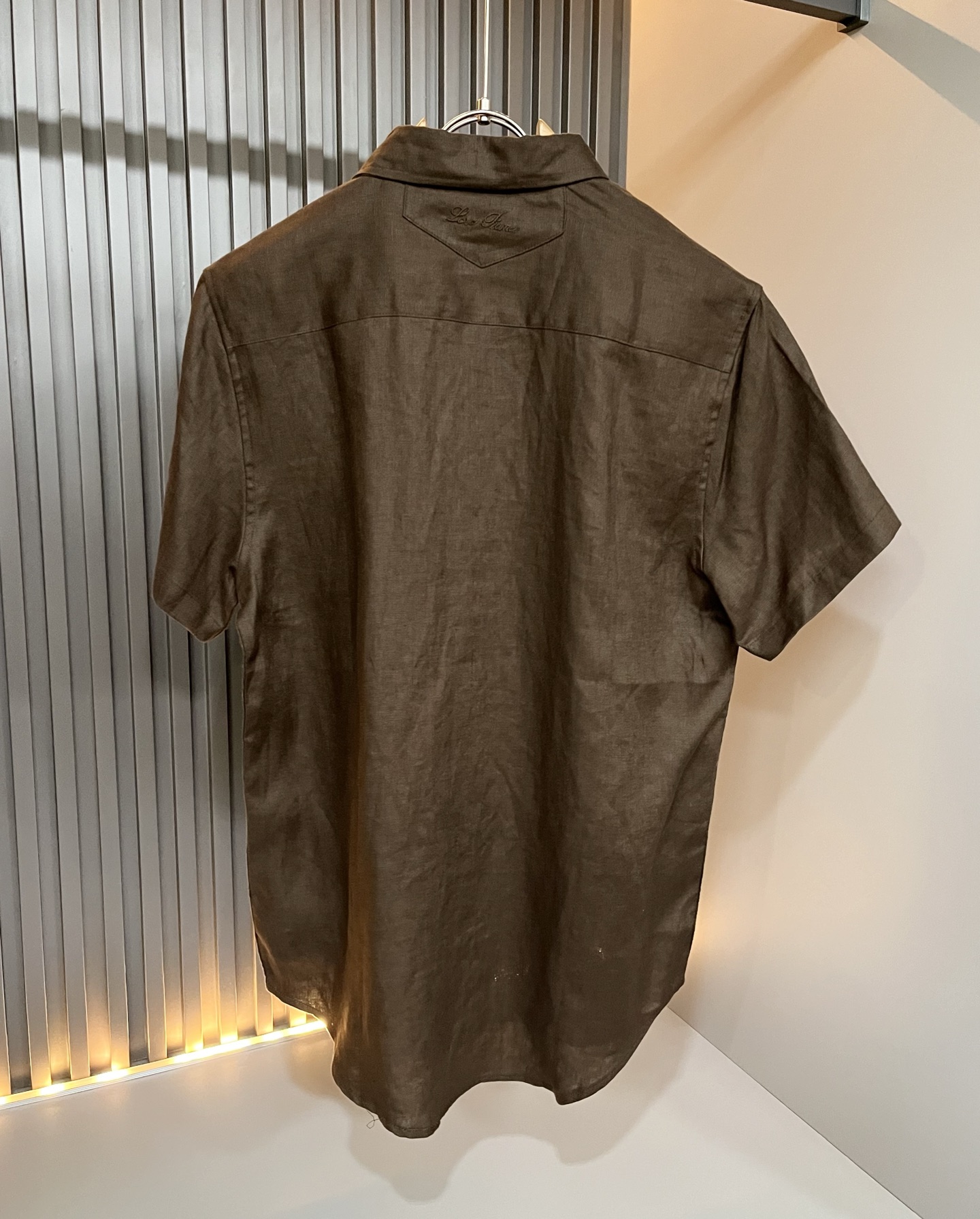 Loro Piana诺悠翩雅 2026春夏男士最新的贸易订单翻领衬衣，全品相！！采用logo刺绣图案设计！上身舒适透气，