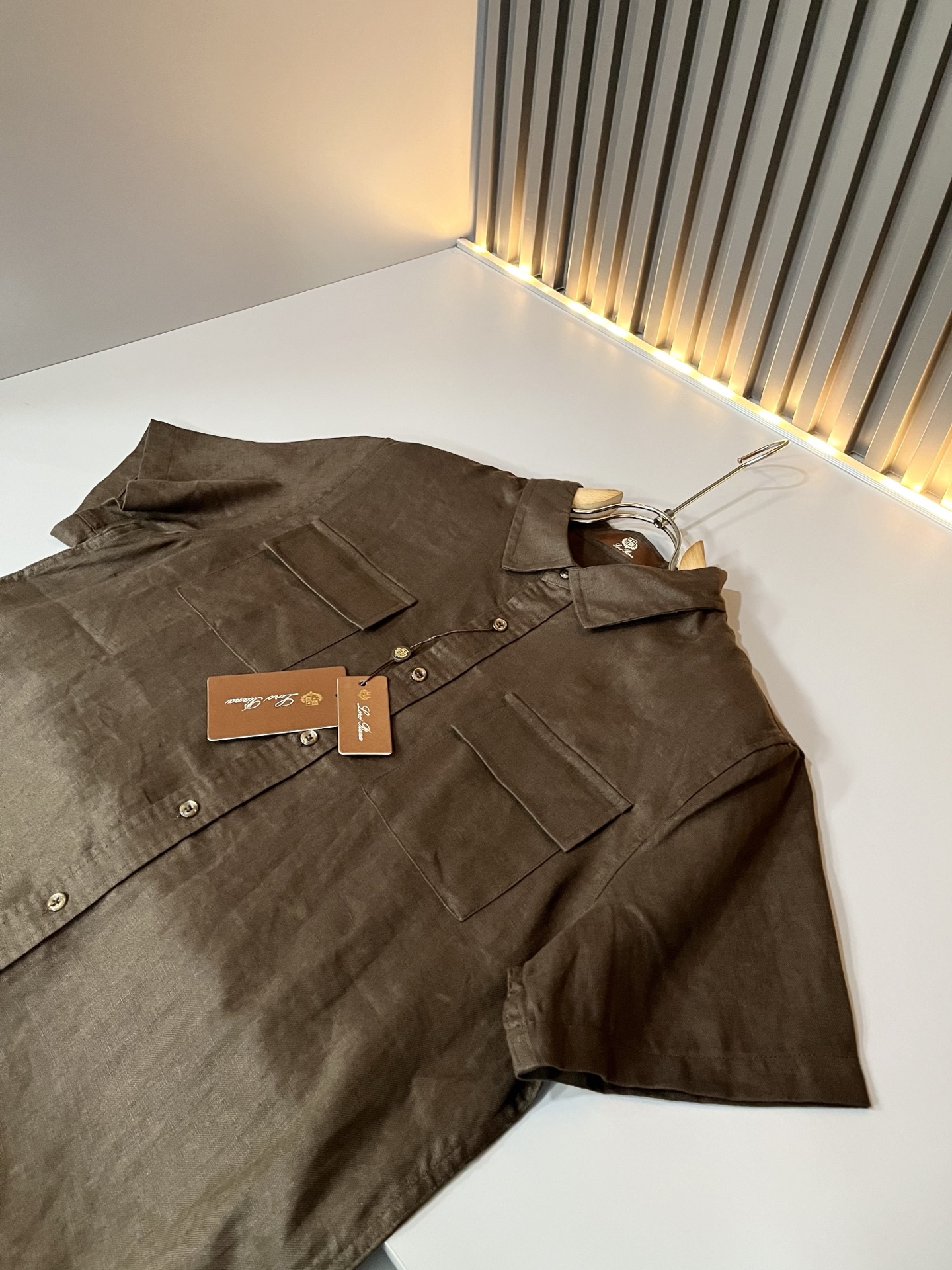 Loro Piana诺悠翩雅 2026春夏男士最新的贸易订单翻领衬衣，全品相！！采用logo刺绣图案设计！上身舒适透气，