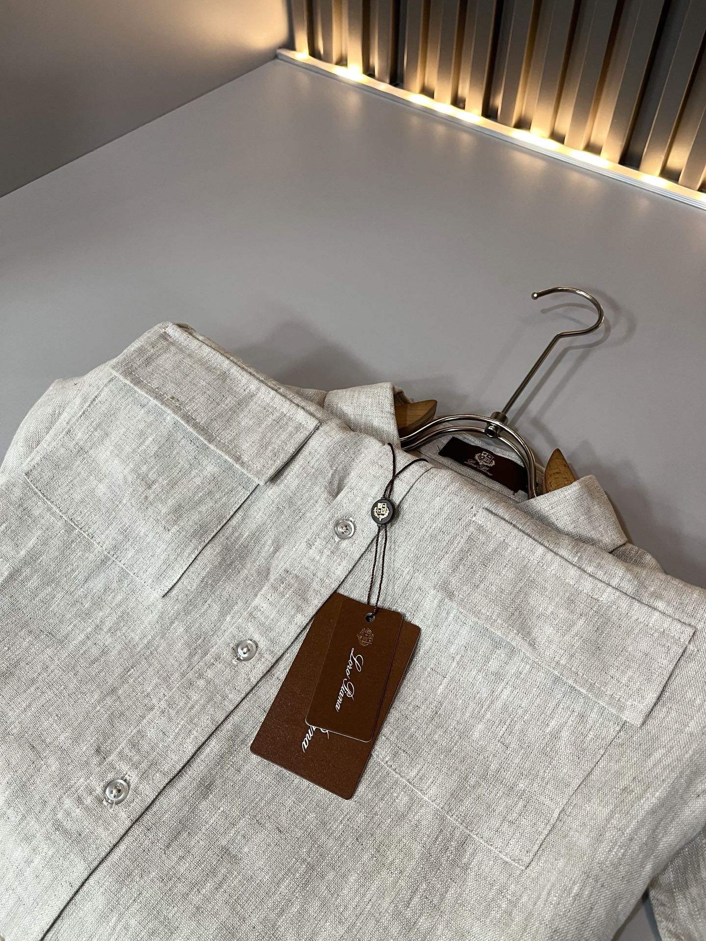 Loro Piana诺悠翩雅 2026春夏男士最新的贸易订单翻领衬衣，全品相！！采用logo刺绣图案设计！上身舒适透气，