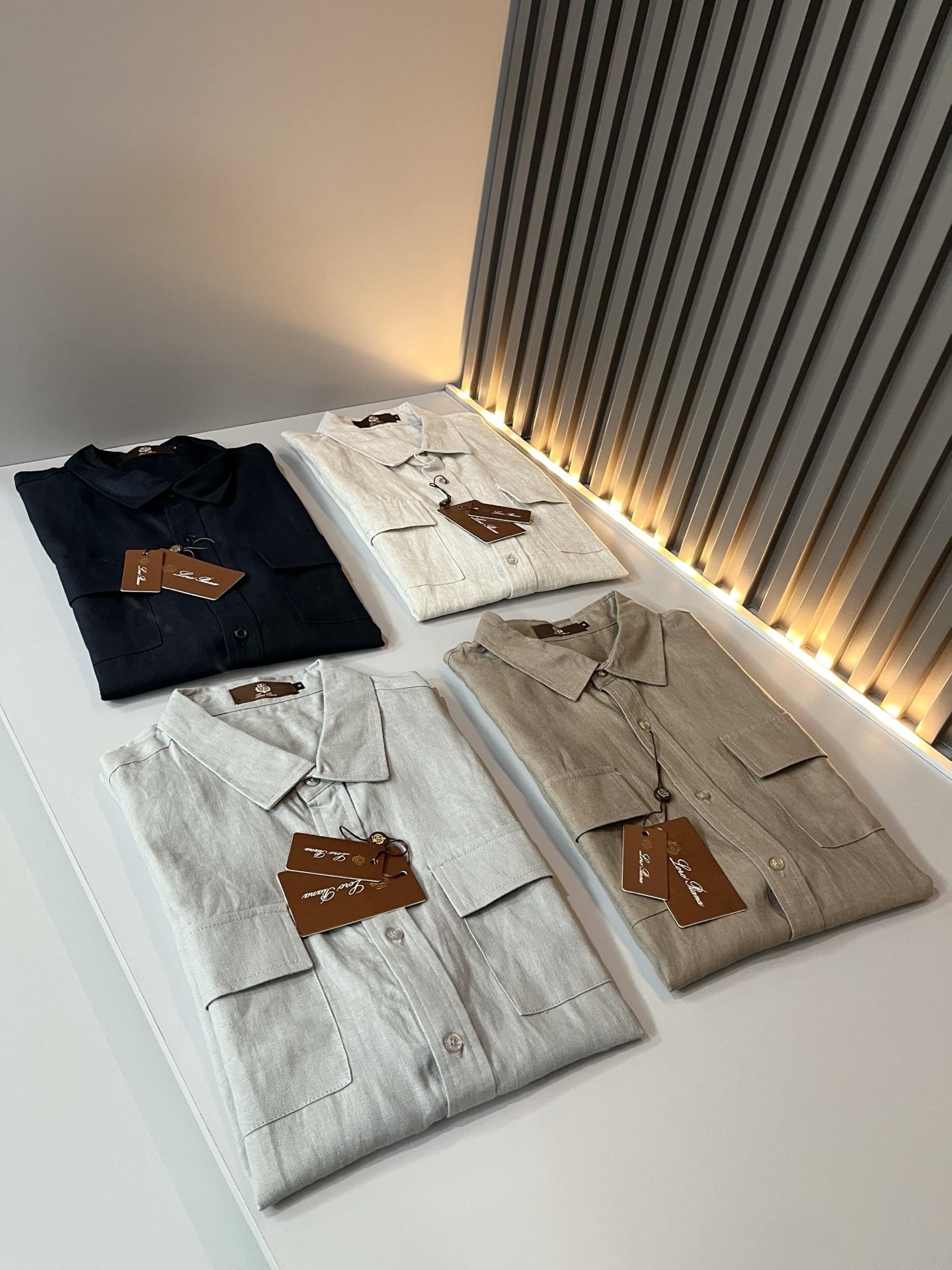 Loro Piana诺悠翩雅 2026春夏男士最新的贸易订单翻领衬衣，全品相！！采用logo刺绣图案设计！上身舒适透气，