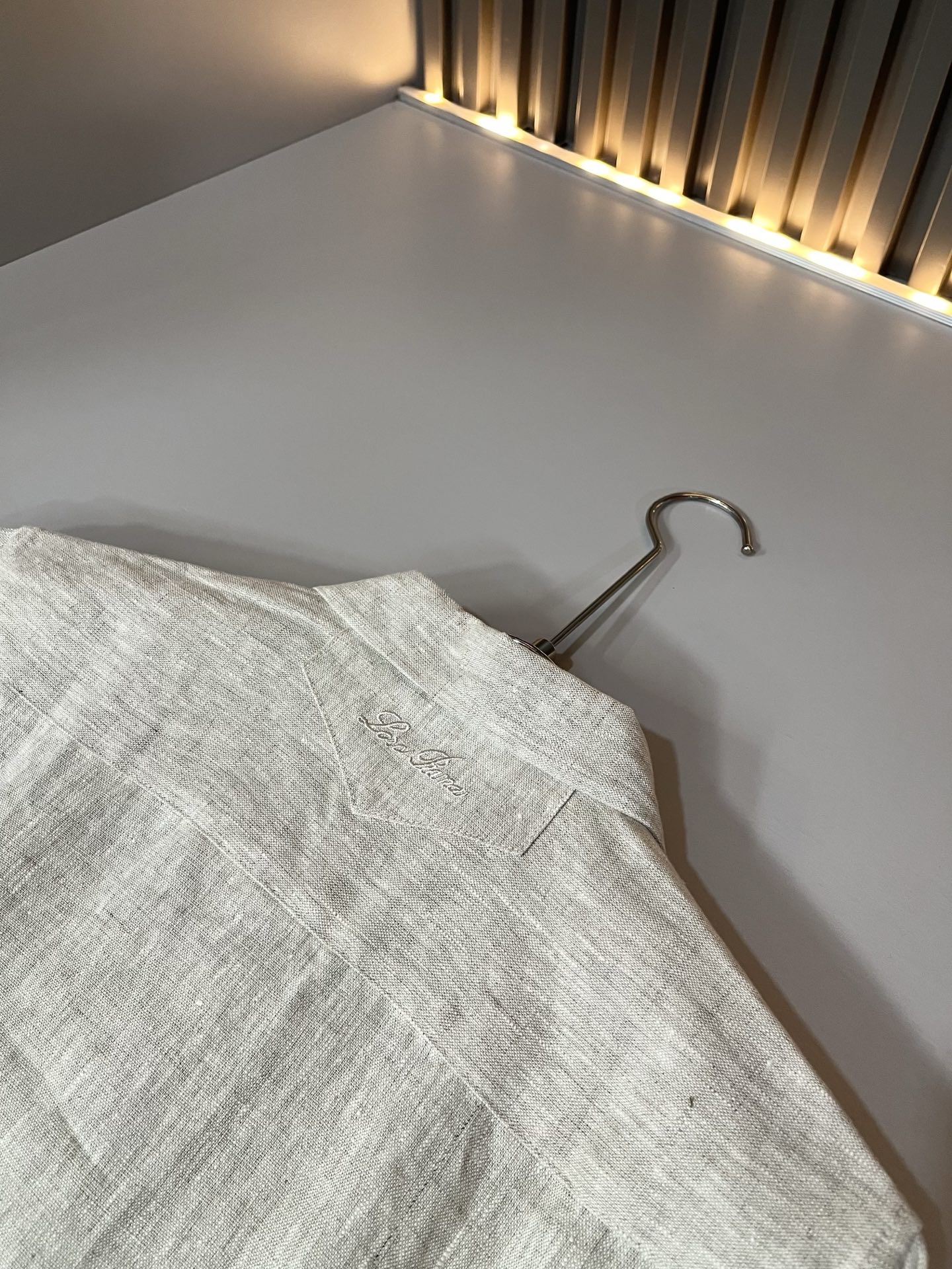 Loro Piana诺悠翩雅 2026春夏男士最新的贸易订单翻领衬衣，全品相！！采用logo刺绣图案设计！上身舒适透气，