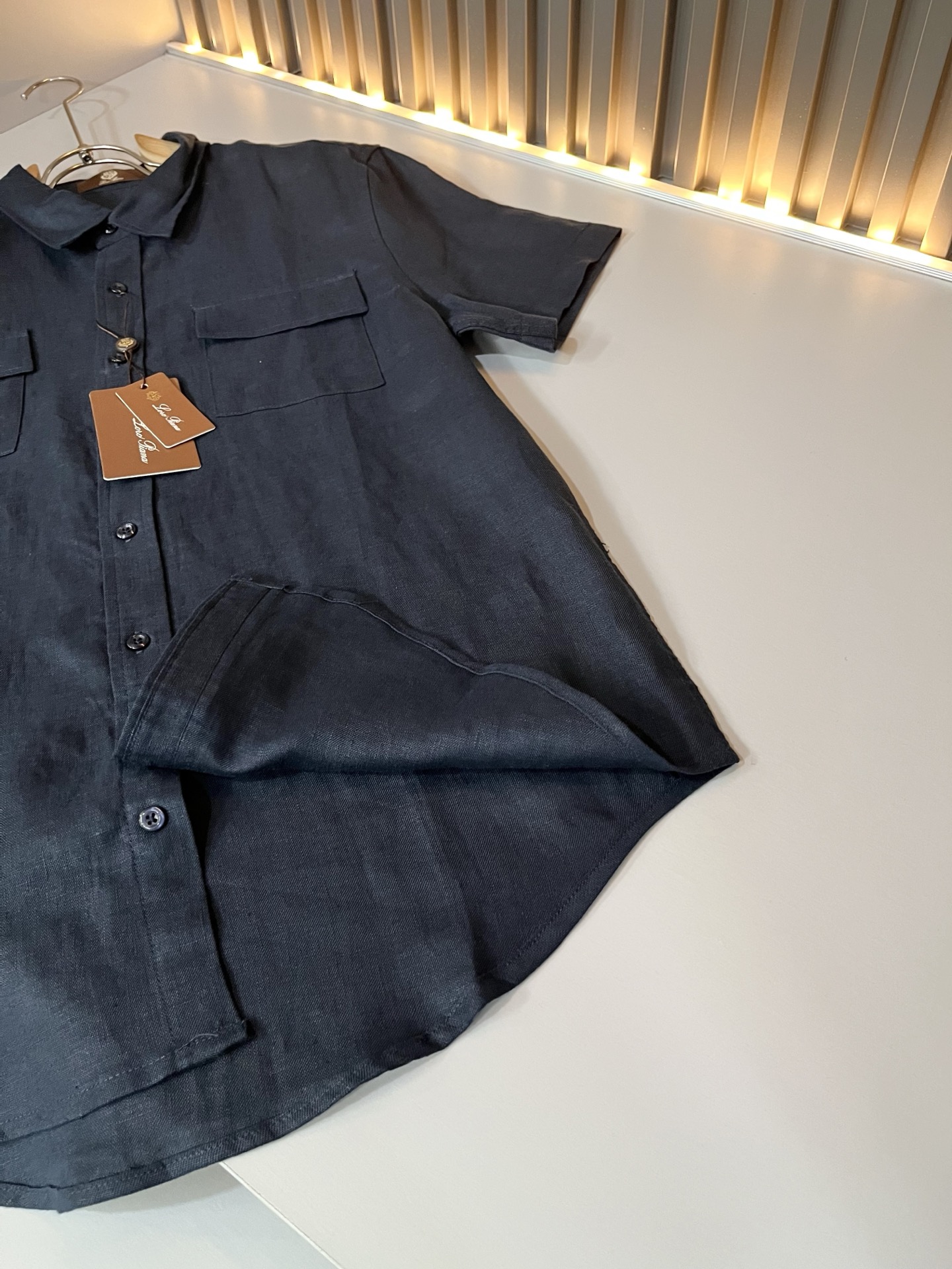 Loro Piana诺悠翩雅 2026春夏男士最新的贸易订单翻领衬衣,全品相!!采用logo刺绣图案设计!上身舒适透气, Loro Piana诺悠翩雅 2026春夏男士最新的贸易订单翻领衬衣,全品相!!采用logo刺绣图案设计!上身舒适透气,