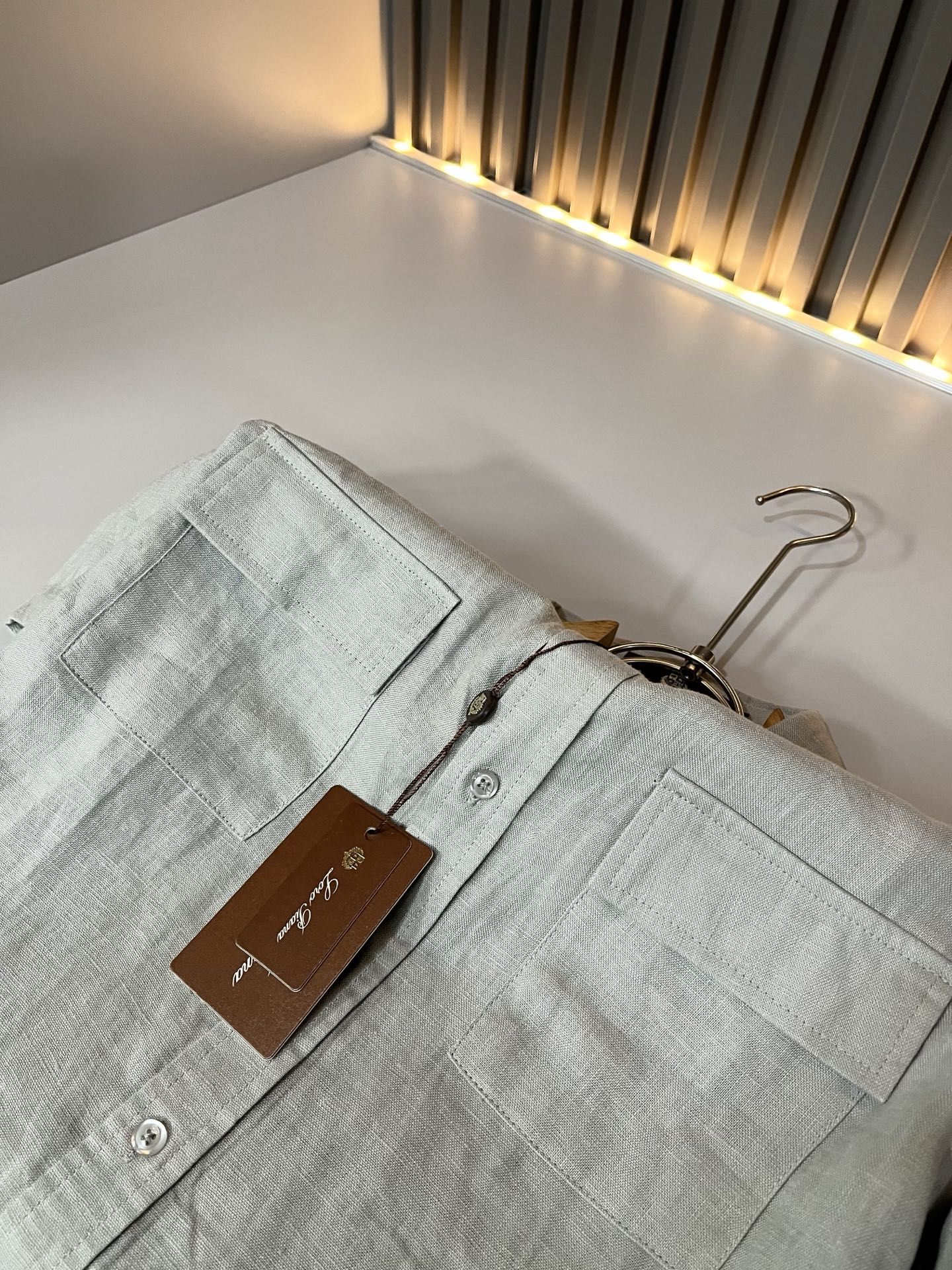 Loro Piana诺悠翩雅 2026春夏男士最新的贸易订单翻领衬衣，全品相！！采用logo刺绣图案设计！上身舒适透气，