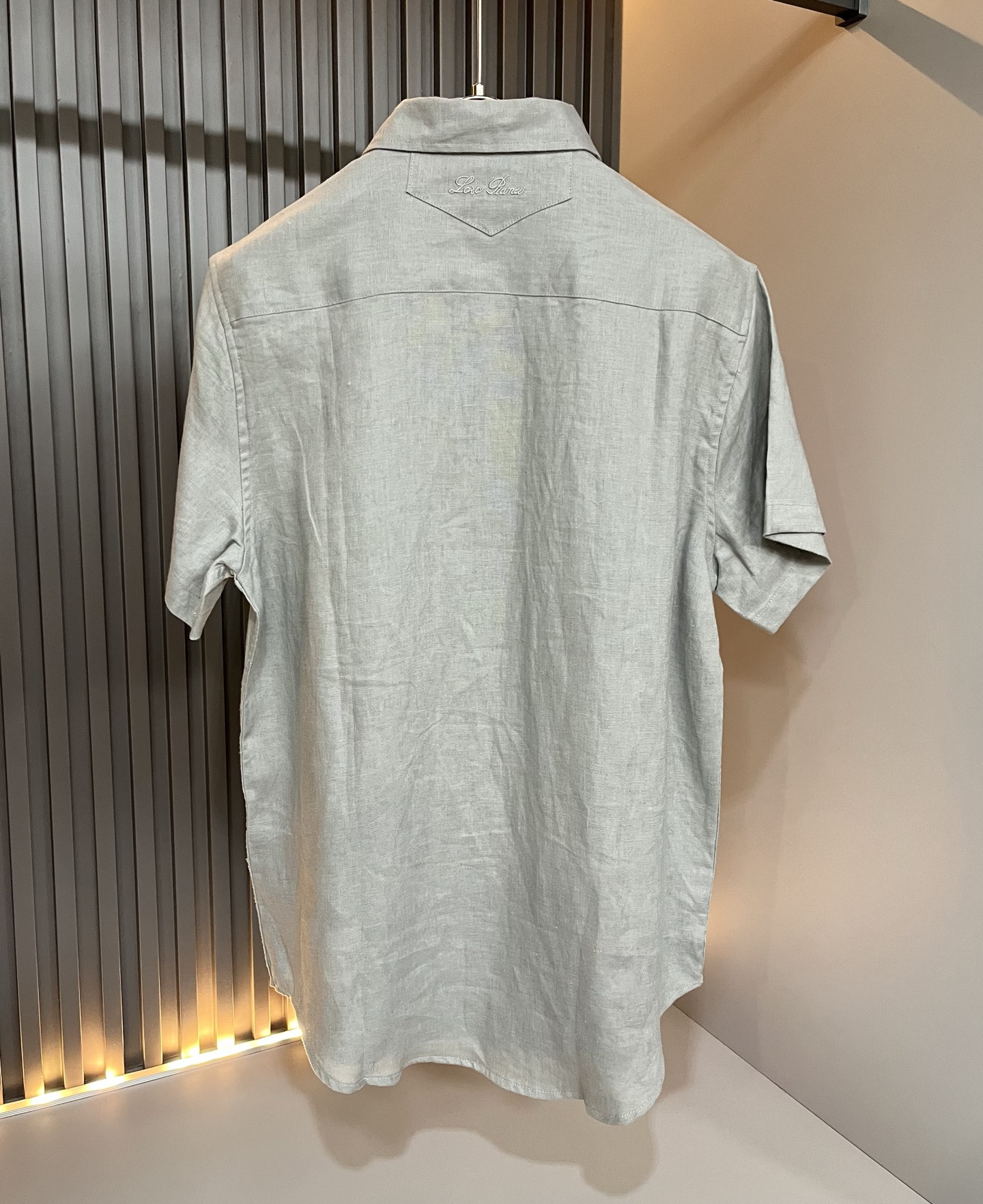 Loro Piana诺悠翩雅 2026春夏男士最新的贸易订单翻领衬衣，全品相！！采用logo刺绣图案设计！上身舒适透气，