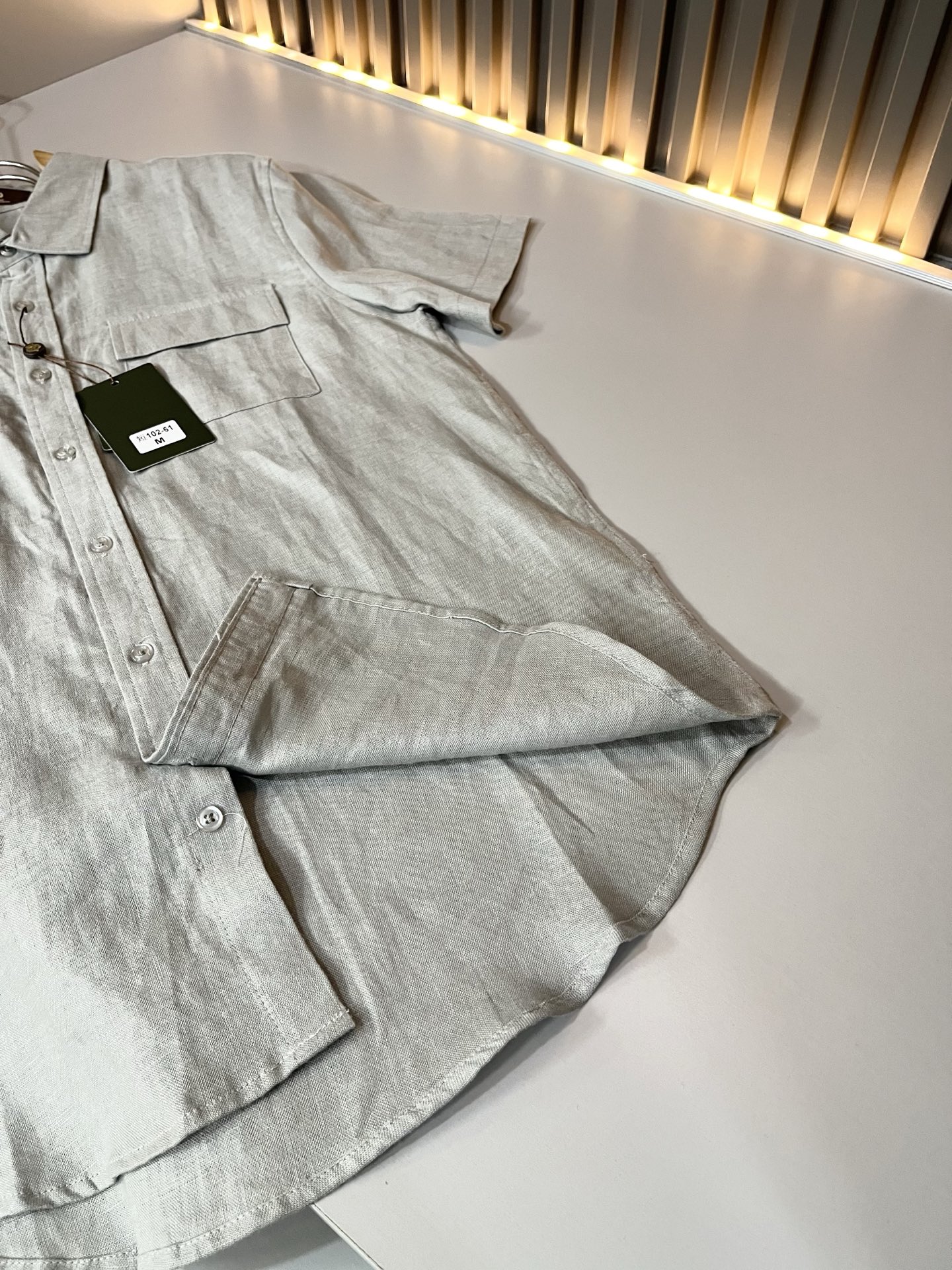 Loro Piana诺悠翩雅 2026春夏男士最新的贸易订单翻领衬衣，全品相！！采用logo刺绣图案设计！上身舒适透气，