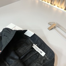 Moncl*r蒙*口2026春夏最新的贸易订单休闲裤!全品相!!腰身logo图案徽章设计!定制专属棉麻面料剪裁!上身舒适 Moncl*r蒙*口2026春夏最新的贸易订单休闲裤!全品相!!腰身logo图案徽章设计!定制专属棉麻面料剪裁!上身舒适