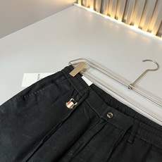 Moncl*r蒙*口2026春夏最新的贸易订单休闲裤!全品相!!腰身logo图案徽章设计!定制专属棉麻面料剪裁!上身舒适 Moncl*r蒙*口2026春夏最新的贸易订单休闲裤!全品相!!腰身logo图案徽章设计!定制专属棉麻面料剪裁!上身舒适