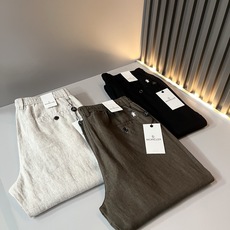 Moncl*r蒙*口2026春夏最新的贸易订单休闲裤!全品相!!腰身logo图案徽章设计!定制专属棉麻面料剪裁!上身舒适 Moncl*r蒙*口2026春夏最新的贸易订单休闲裤!全品相!!腰身logo图案徽章设计!定制专属棉麻面料剪裁!上身舒适