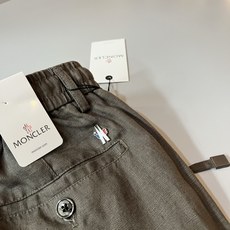 Moncl*r蒙*口2026春夏最新的贸易订单休闲裤!全品相!!腰身logo图案徽章设计!定制专属棉麻面料剪裁!上身舒适 Moncl*r蒙*口2026春夏最新的贸易订单休闲裤!全品相!!腰身logo图案徽章设计!定制专属棉麻面料剪裁!上身舒适
