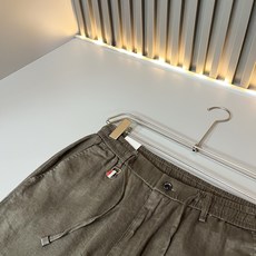 Moncl*r蒙*口2026春夏最新的贸易订单休闲裤!全品相!!腰身logo图案徽章设计!定制专属棉麻面料剪裁!上身舒适 Moncl*r蒙*口2026春夏最新的贸易订单休闲裤!全品相!!腰身logo图案徽章设计!定制专属棉麻面料剪裁!上身舒适