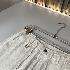 Moncl*r蒙*口2026春夏最新的贸易订单休闲裤!全品相!!腰身logo图案徽章设计!定制专属棉麻面料剪裁!上身舒适 Moncl*r蒙*口2026春夏最新的贸易订单休闲裤!全品相!!腰身logo图案徽章设计!定制专属棉麻面料剪裁!上身舒适