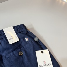 Moncl*r蒙*口2026春夏最新的贸易订单休闲裤!全品相!!腰身logo图案徽章设计!定制专属棉麻面料剪裁!上身舒适 Moncl*r蒙*口2026春夏最新的贸易订单休闲裤!全品相!!腰身logo图案徽章设计!定制专属棉麻面料剪裁!上身舒适