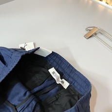 Moncl*r蒙*口2026春夏最新的贸易订单休闲裤!全品相!!腰身logo图案徽章设计!定制专属棉麻面料剪裁!上身舒适 Moncl*r蒙*口2026春夏最新的贸易订单休闲裤!全品相!!腰身logo图案徽章设计!定制专属棉麻面料剪裁!上身舒适