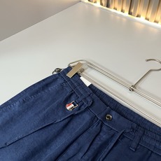 Moncl*r蒙*口2026春夏最新的贸易订单休闲裤!全品相!!腰身logo图案徽章设计!定制专属棉麻面料剪裁!上身舒适 Moncl*r蒙*口2026春夏最新的贸易订单休闲裤!全品相!!腰身logo图案徽章设计!定制专属棉麻面料剪裁!上身舒适