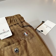 Moncl*r蒙*口2026春夏最新的贸易订单休闲裤!全品相!!腰身logo图案徽章设计!定制专属棉麻面料剪裁!上身舒适 Moncl*r蒙*口2026春夏最新的贸易订单休闲裤!全品相!!腰身logo图案徽章设计!定制专属棉麻面料剪裁!上身舒适