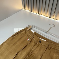 Moncl*r蒙*口2026春夏最新的贸易订单休闲裤!全品相!!腰身logo图案徽章设计!定制专属棉麻面料剪裁!上身舒适 Moncl*r蒙*口2026春夏最新的贸易订单休闲裤!全品相!!腰身logo图案徽章设计!定制专属棉麻面料剪裁!上身舒适