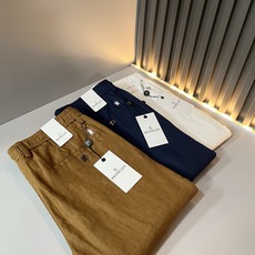 Moncl*r蒙*口2026春夏最新的贸易订单休闲裤!全品相!!腰身logo图案徽章设计!定制专属棉麻面料剪裁!上身舒适 Moncl*r蒙*口2026春夏最新的贸易订单休闲裤!全品相!!腰身logo图案徽章设计!定制专属棉麻面料剪裁!上身舒适