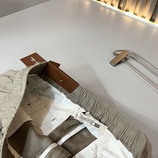 Loro Piana诺悠翩雅 2026春夏新品男士棉麻休闲裤,最新的贸易订单全品相!!网红款!上身舒适透气,不僵硬,整体 Loro Piana诺悠翩雅 2026春夏新品男士棉麻休闲裤,最新的贸易订单全品相!!网红款!上身舒适透气,不僵硬,整体